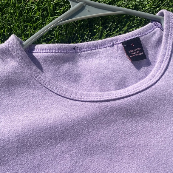 Basic cute purple top - Picture 3 of 4